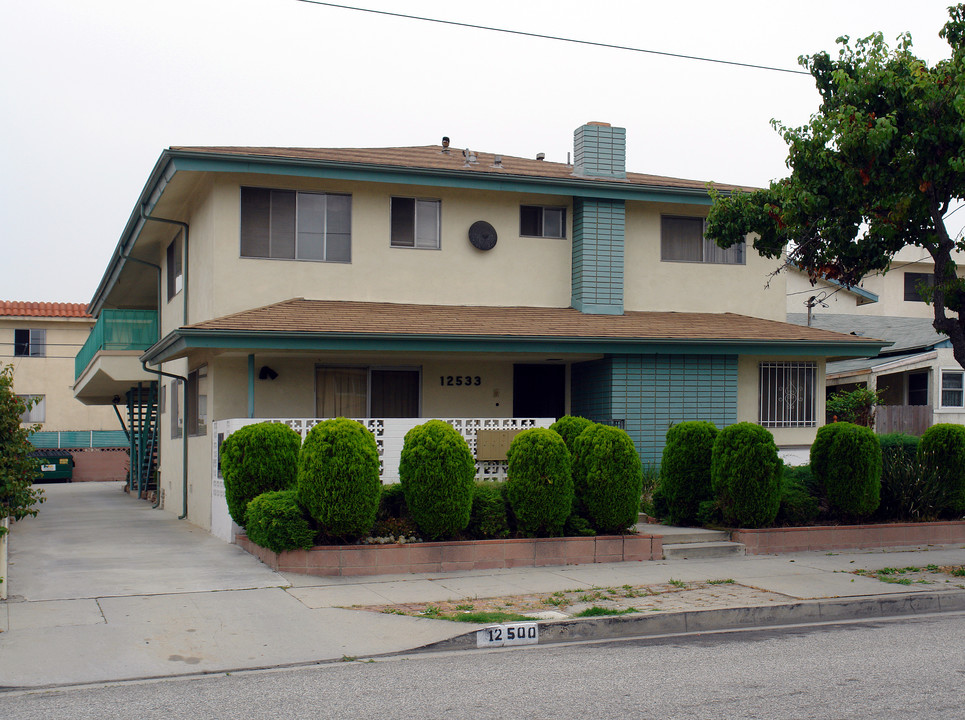 Freeman Apartments in Hawthorne, CA - Building Photo