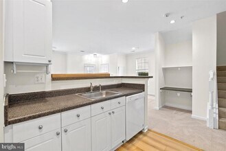 11375 Aristotle Dr in Fairfax, VA - Foto de edificio - Building Photo