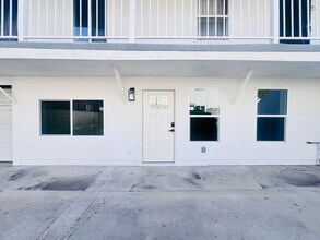 1817 S Highland Ave in Los Angeles, CA - Building Photo - Building Photo