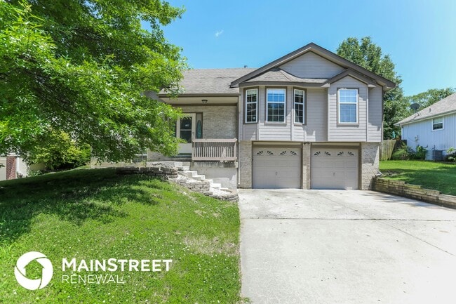 property at 907 SW Cross Creek Dr