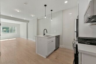 177 Chelsea St, Unit 2 in Boston, MA - Foto de edificio - Building Photo