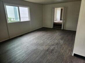 345 W Birch Ct in Roseburg, OR - Building Photo - Building Photo