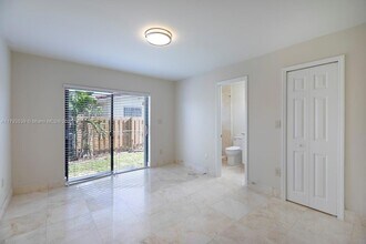 2733 SW 31st Pl in Miami, FL - Building Photo - Building Photo