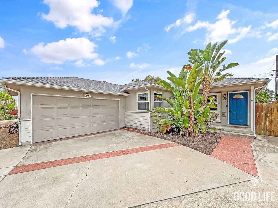5226 Waring Rd in San Diego, CA - Building Photo