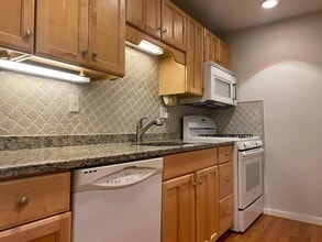 160 Fairfield Woods Rd in Fairfield, CT - Building Photo - Building Photo