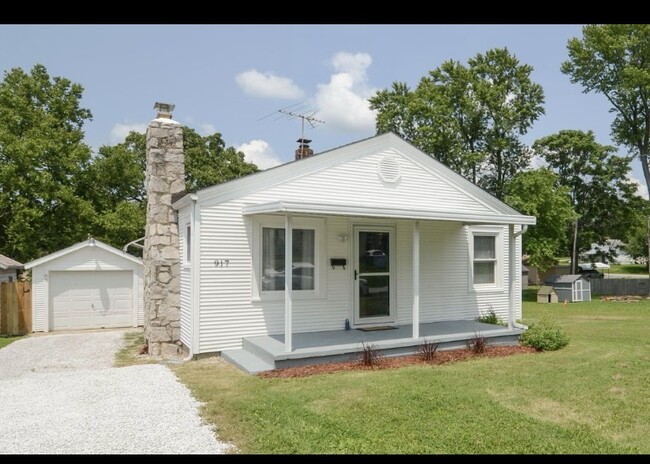 property at 917 W Della St
