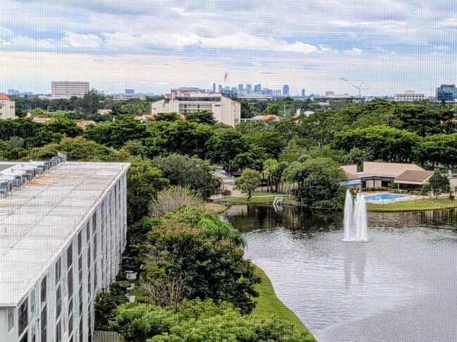 2238 N Cypress Bend Dr in Pompano Beach, FL - Building Photo - Building Photo