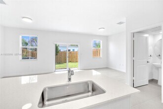 12002 NW 47th Manor in Coral Springs, FL - Foto de edificio - Building Photo