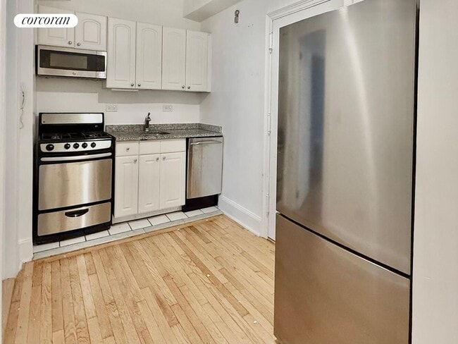 210 E 68th St in New York, NY - Building Photo - Building Photo