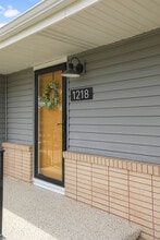 1218 Sunset Dr in Bellevue, NE - Foto de edificio - Building Photo