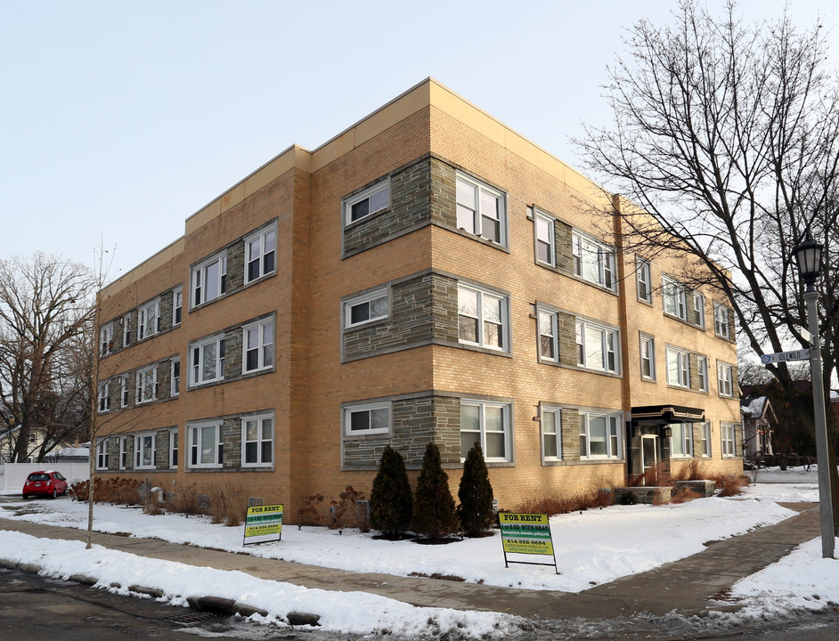 700 E Henry Clay St in Whitefish Bay, WI - Building Photo