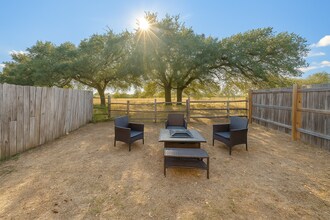 300 Lucy Ln in Horseshoe Bay, TX - Foto de edificio - Building Photo