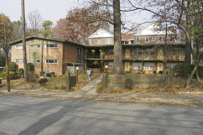 Emory Riviera Apartments in Atlanta, GA - Foto de edificio - Building Photo