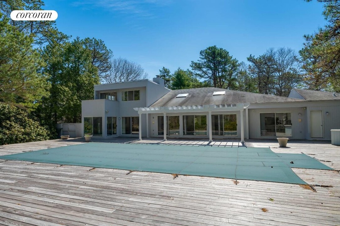 4 Eagle Close in East Quogue, NY - Building Photo