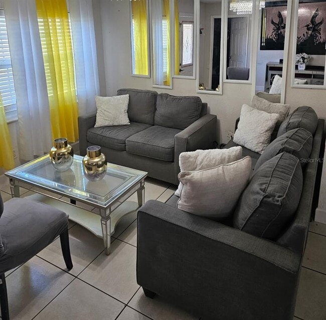 553 Robin Hill Cir in Brandon, FL - Building Photo - Building Photo