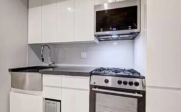 Crisopher Street 1 bedroom with Private Ga in New York, NY - Building Photo - Building Photo