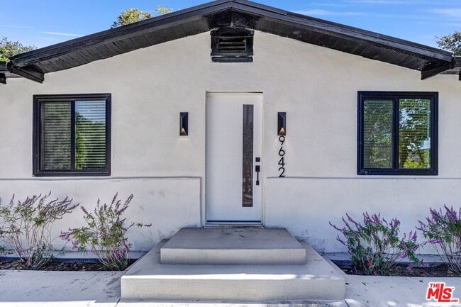 9642 Tujunga Canyon Blvd in Los Angeles, CA - Building Photo - Building Photo