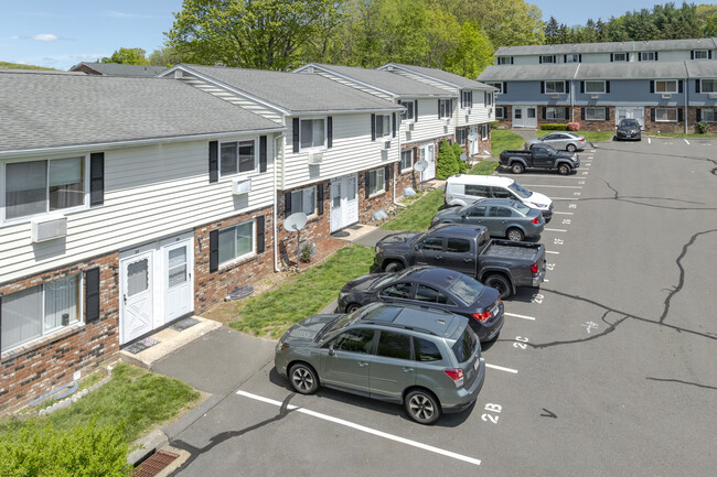 Hop Brook Estates Condominums in Naugatuck, CT - Building Photo - Building Photo