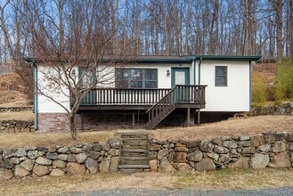 689 S Mountain Rd in New City, NY - Building Photo - Building Photo