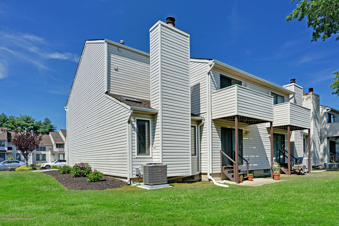 16 Park Meadow Ln in West Long Branch, NJ - Building Photo