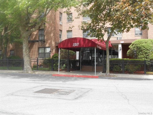 131-11 Kew Gardens Rd in New York, NY - Building Photo - Building Photo