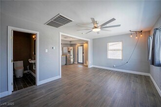 550 Karen Way in Henderson, NV - Building Photo - Building Photo