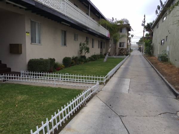 921 N. Cedar St. in Inglewood, CA - Foto de edificio