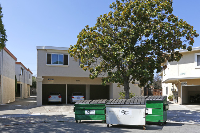 2242 Angela Ct in Campbell, CA - Foto de edificio - Building Photo