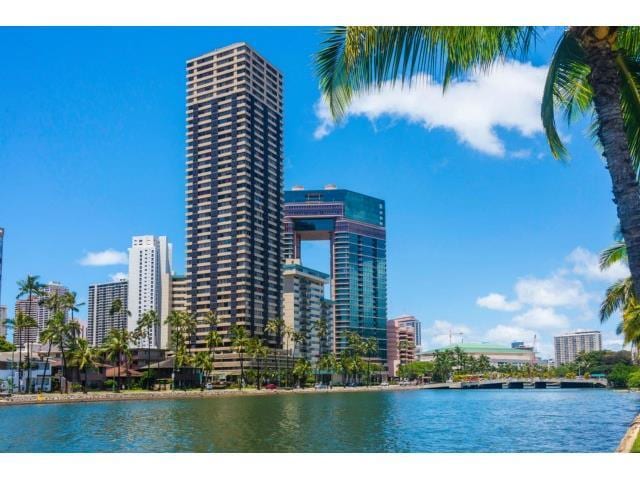 444 Niu St in Honolulu, HI - Building Photo