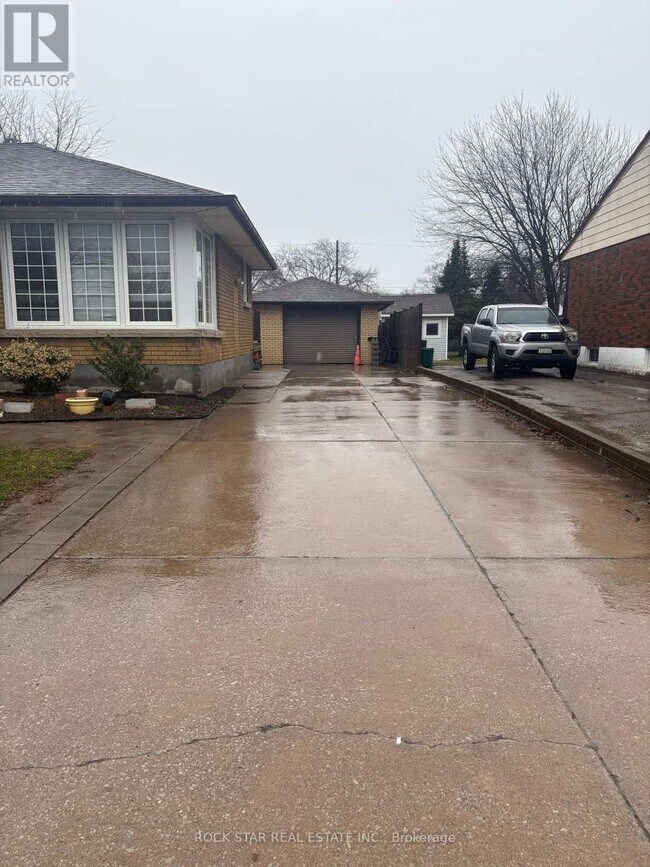 3616 Dorchester Rd in Niagara Falls, ON - Building Photo - Building Photo