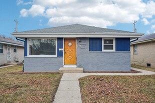 8610 W Potomac Ave in Milwaukee, WI - Building Photo