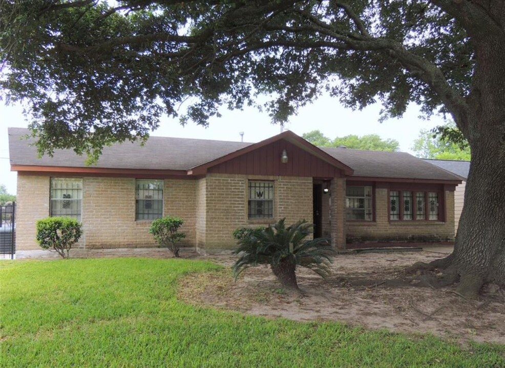 9338 Sierra Dr in Houston, TX - Building Photo