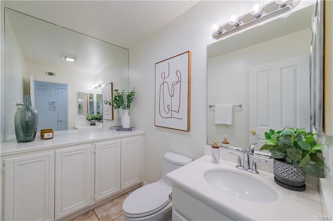 27 Maryland in Irvine, CA - Building Photo - Building Photo