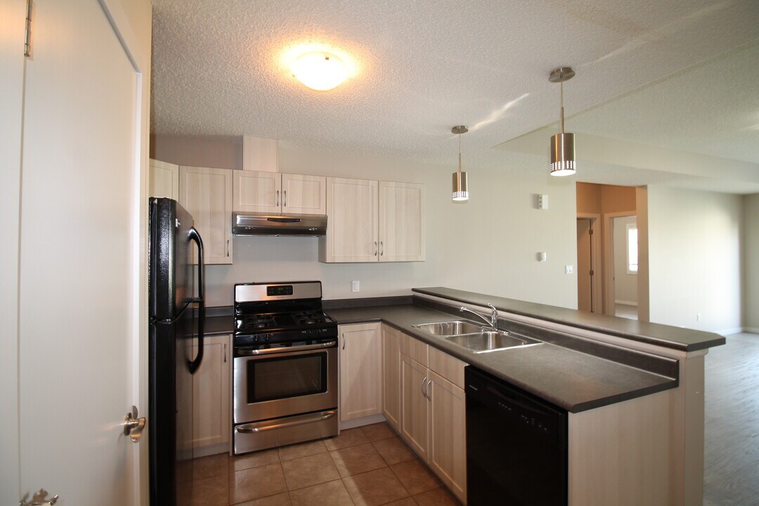 3938 Claxton Loop SW in Edmonton, AB - Building Photo