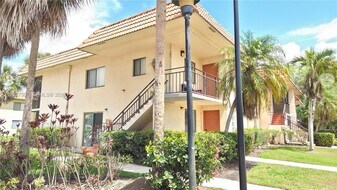 357 Lakeview Dr in Weston, FL - Building Photo