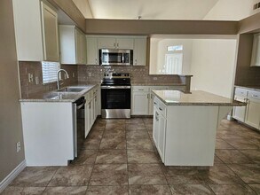 10244 N Sierra Vista Ave in Fresno, CA - Building Photo - Building Photo