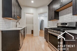 652 W Buckingham Pl, Unit 2e in Chicago, IL - Building Photo