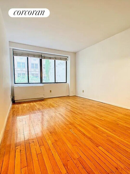306 Mott St in New York, NY - Building Photo