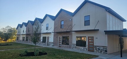 211 E Lyndale Dr in Robinson, TX - Building Photo - Building Photo