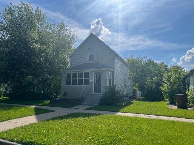 815 1st Ave NE, Unit Main Floor in East Grand Forks, MN - Building Photo - Building Photo