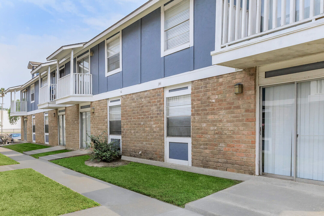 Embassy House in Corpus Christi, TX - Building Photo