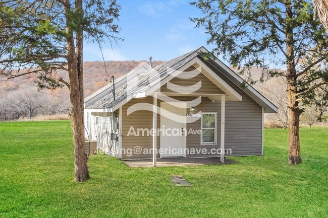 property at 916 1/2 N Willow Rd