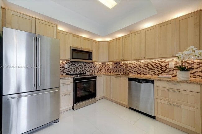 3500 Coral Wy, Unit 604 in Miami, FL - Building Photo - Building Photo