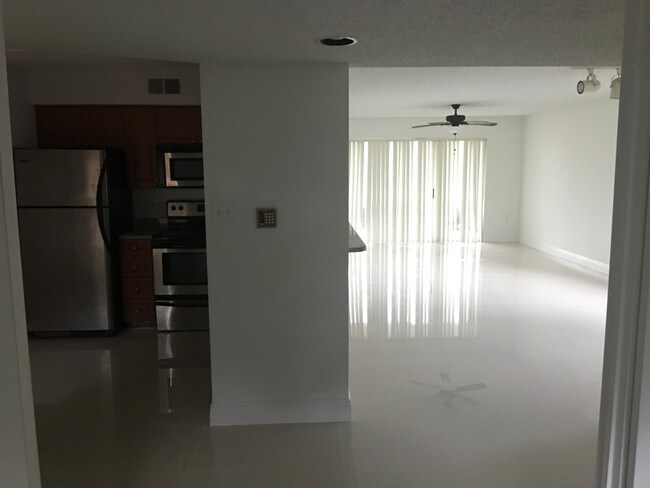 5104 Glenmoor Dr-Unit -5104 in West Palm Beach, FL - Building Photo - Building Photo