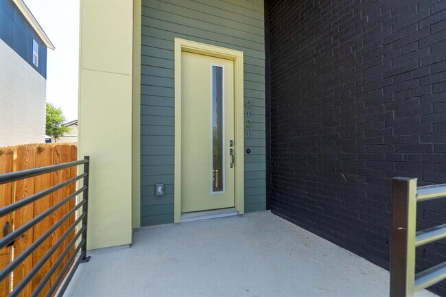6121 Sendero Hills Pkwy in Austin, TX - Foto de edificio - Building Photo