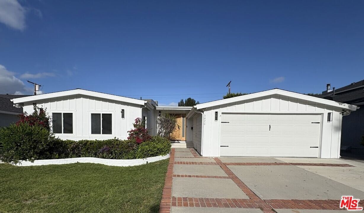 5826 Ostrom Ave in Los Angeles, CA - Building Photo