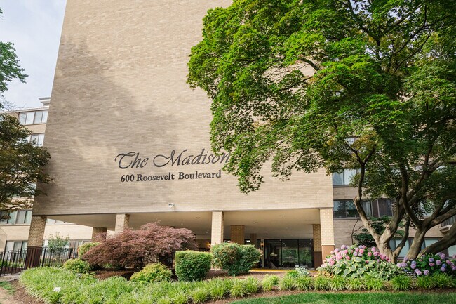 property at 600 Roosevelt Blvd