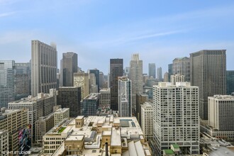 130 N Garland Ct in Chicago, IL - Building Photo - Building Photo