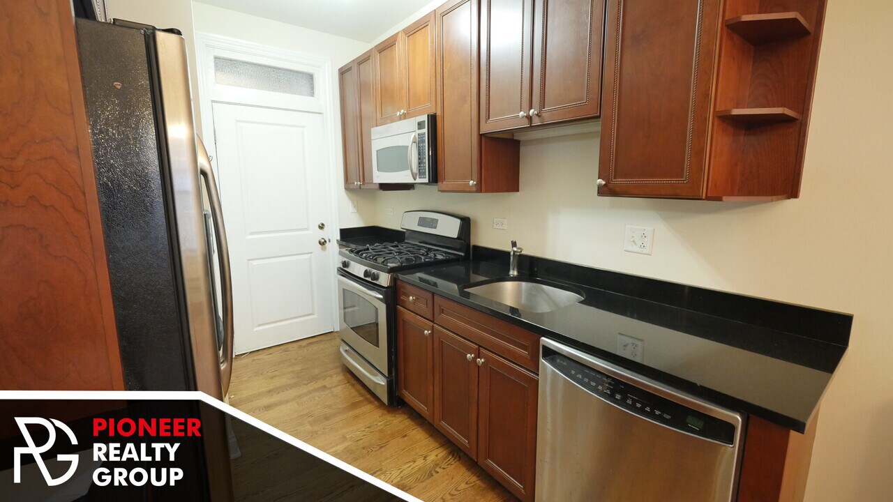 736 W Addison St, Unit 2 in Chicago, IL - Building Photo