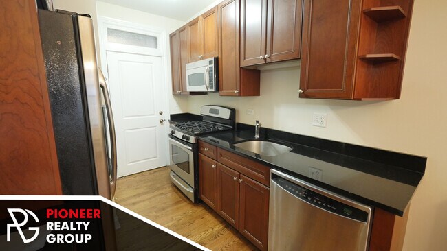 736 W Addison St, Unit 2